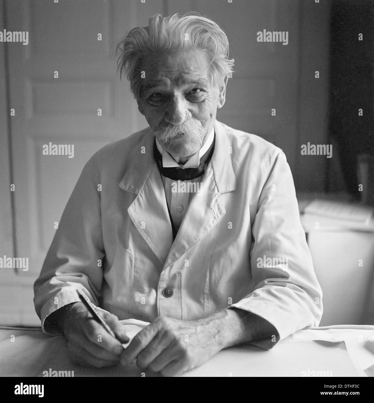 29 octobre 1959, docteur Albert Schweitzer à la maison, Gunsbach, Alsace, France, Europe, Portrait, années 50, années 50, 1950s Banque D'Images