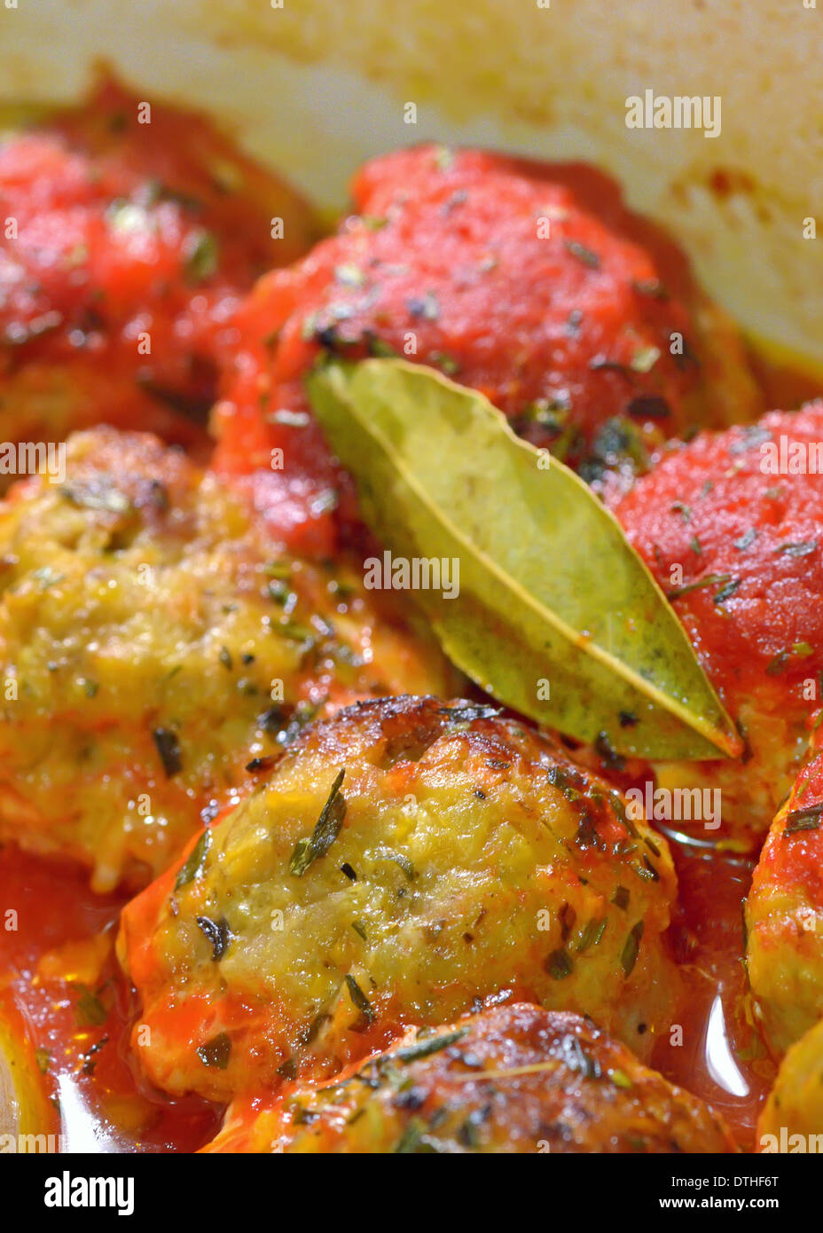 Boulettes de viande avec sauce tomate et feuilles de bébé, close-up Banque D'Images