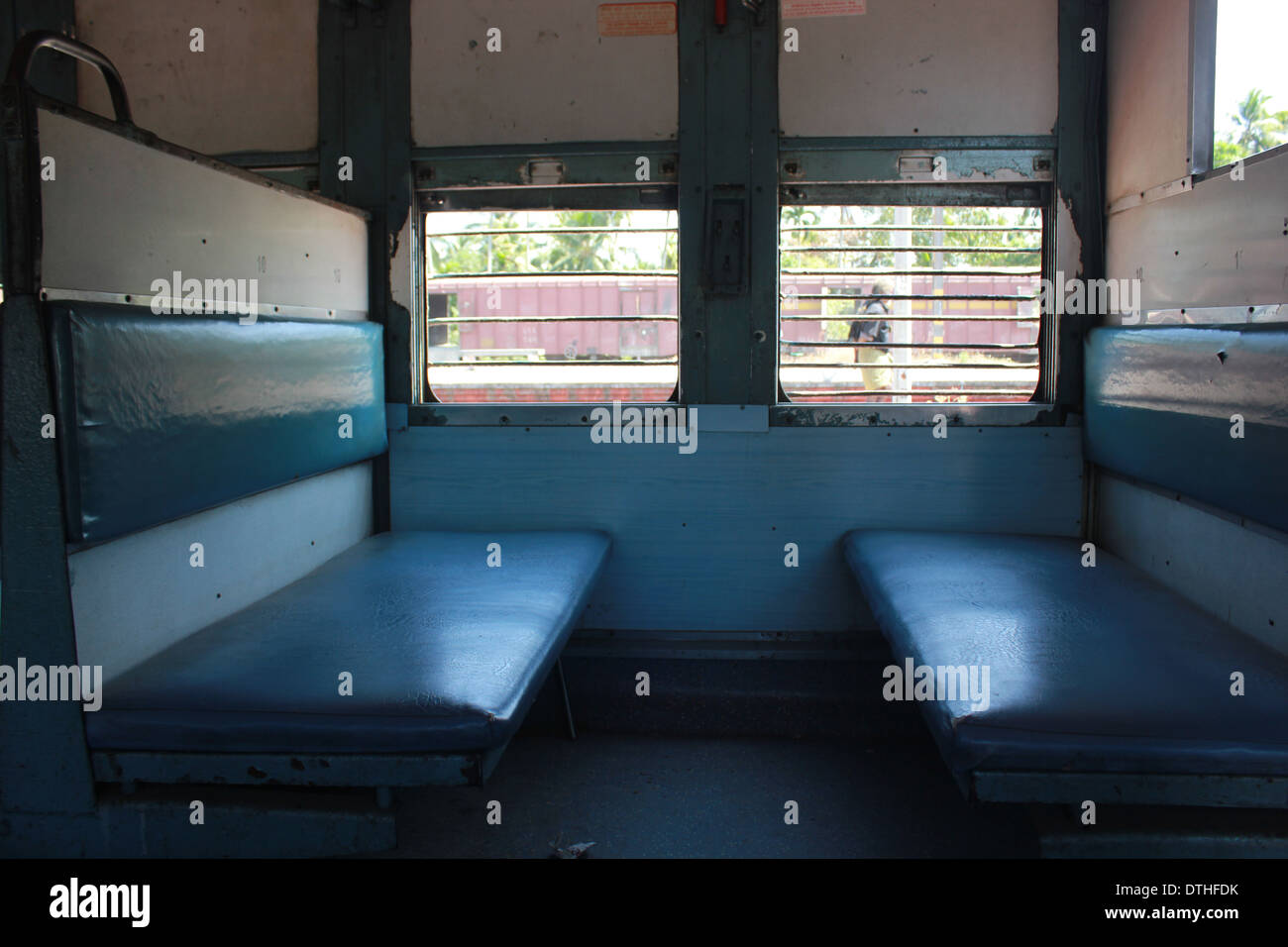 Vue intérieure des sièges vides du train Inde Banque D'Images