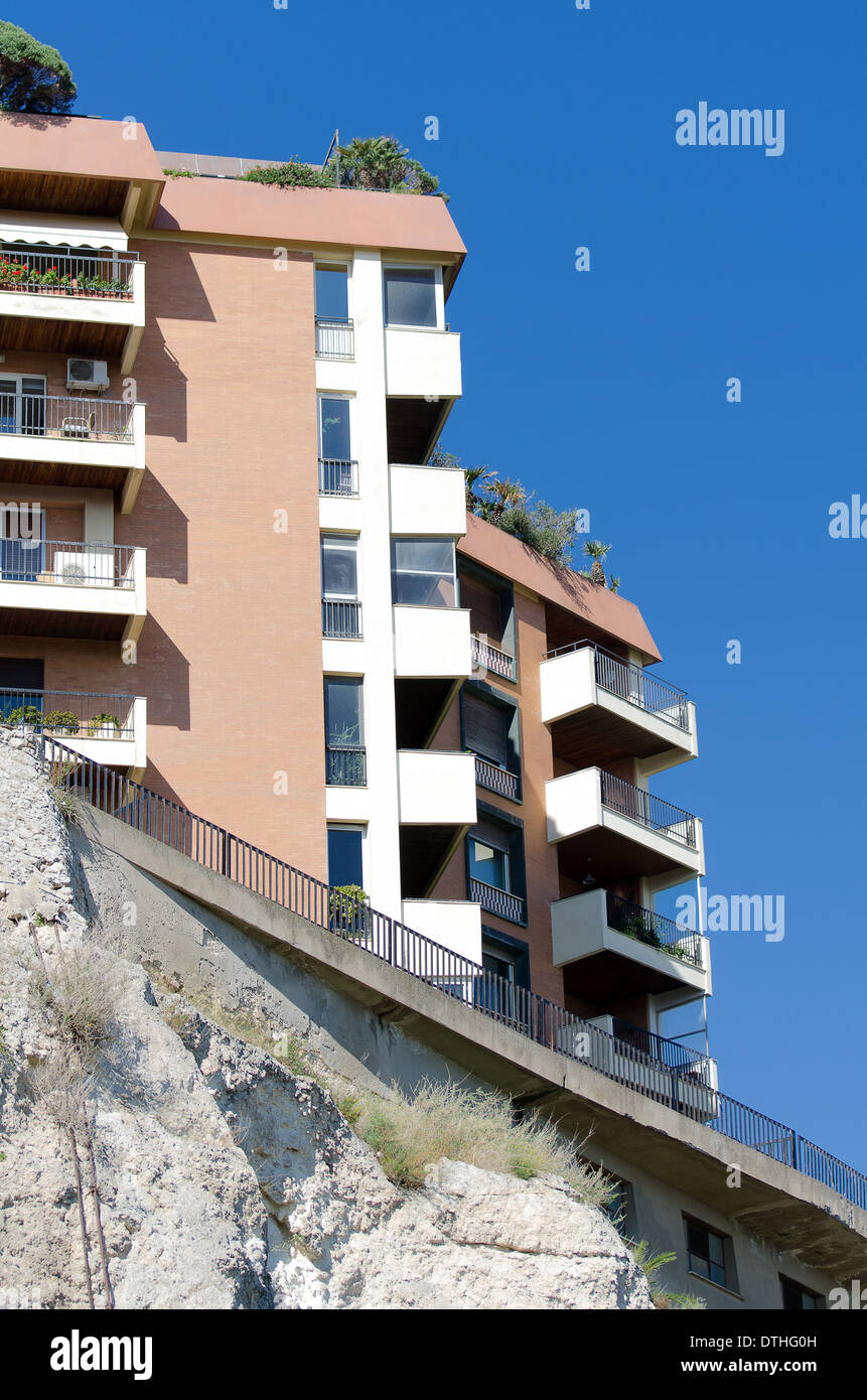 Maisons urbaines sur la falaise de la montagne. Banque D'Images