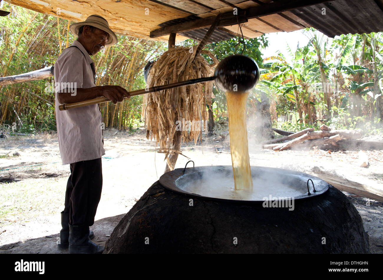 Un fermier panaméen fait bouillir du jus de canne à sucre dans sa petite ferme à El Rosario, près de Penonome, dans la province de Cocle, République du Panama, Amérique centrale. Banque D'Images