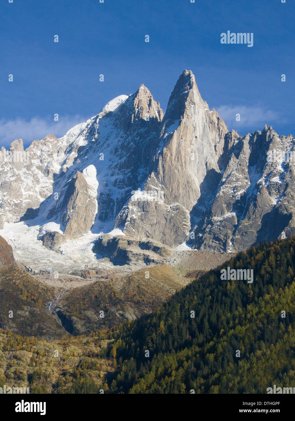 Aiguille du Dru dans le massif du Mont Blanc, Alpes Françaises. Banque D'Images