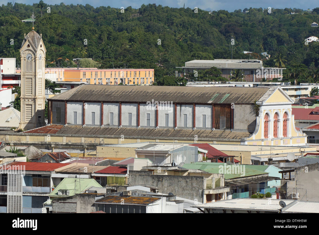 Vue sur les toits de Pointe-a-Pitre avec la cathédrale en arrière-plan, Guadeloupe, Caraïbes Banque D'Images
