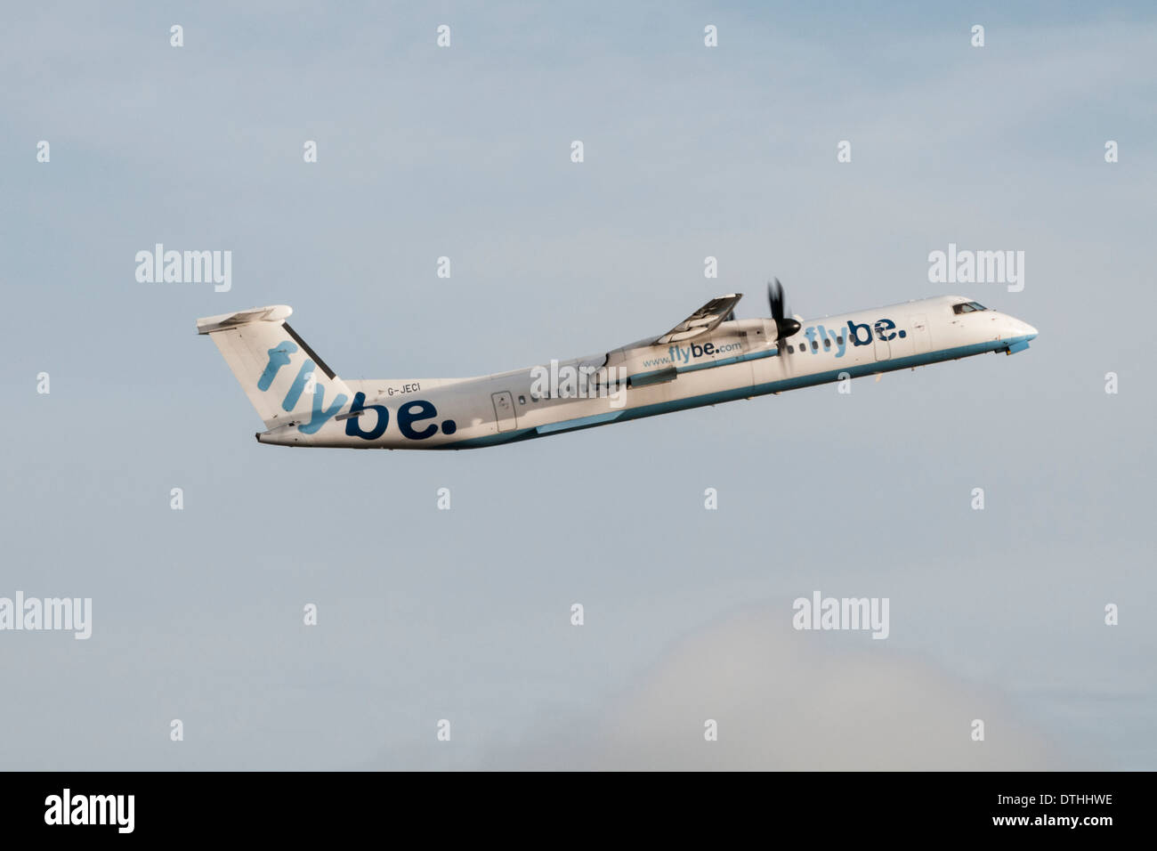 Flybe De Havilland Canada DHC-8-402Q Dash 8 turbopropulseurs taking off Banque D'Images