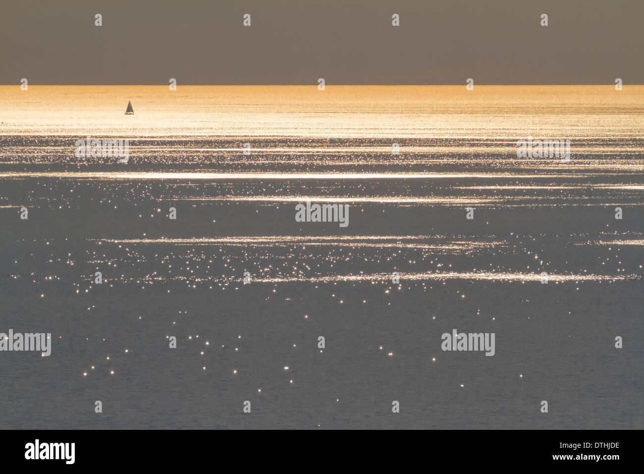 Croisière voilier la mer au coucher du soleil. Les textures d'eau calme et bien des réflexions. Majorque, Baléares, Espagne Banque D'Images