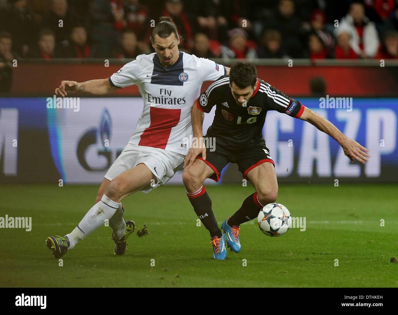 Leverkusen, Allemagne. Feb 18, 2014. Ligue des Champions de football. FC Bayer Leverkusen contre Paris St Germain à la BayArena à Leverkusen Zlatan Ibrahimovic (Paris Saint-Germain), Emir Spahic (Bayer 04 Leverkusen), 18 02 2014 Ligue des Champions de football Bayer 04 Leverkusen Paris St Germain v l Zlatan Ibrahimovic Paris Saint Germain Bayer 04 Leverkusen Emir Spahic : Action Crédit Plus Sport/Alamy Live News Banque D'Images