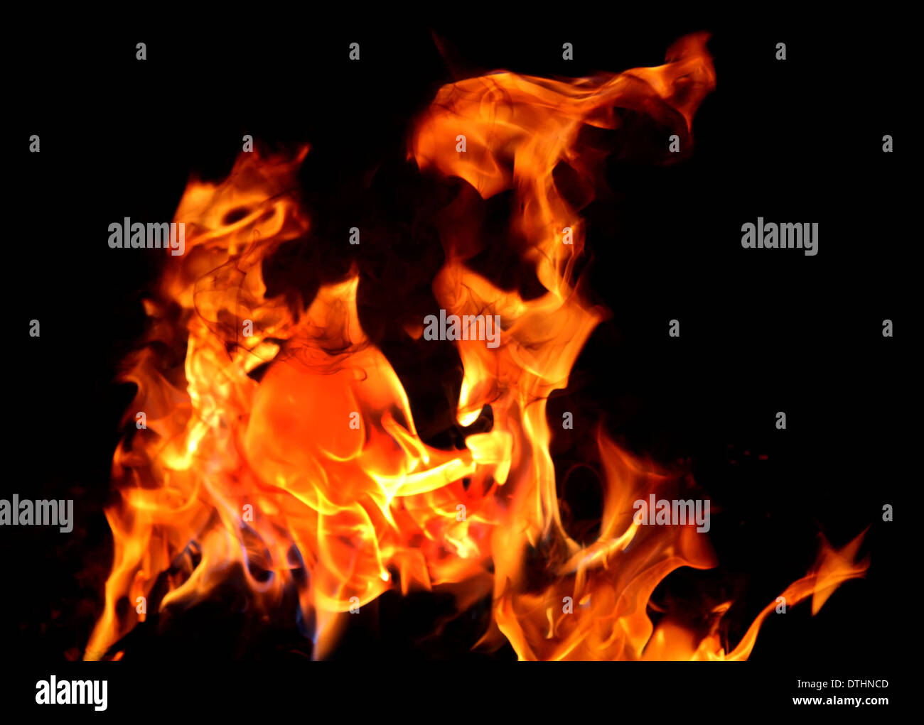Feu et flammes sur fond noir Banque D'Images