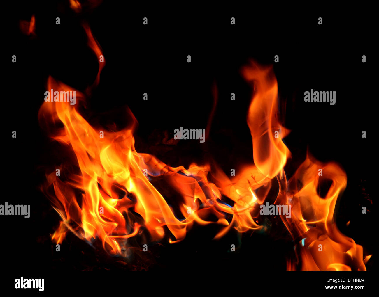 Feu et flammes sur fond noir Banque D'Images