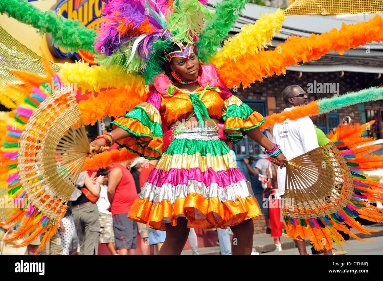 Masquerader au carnaval de fête dans les rues de Scarborough, Tobago. Banque D'Images