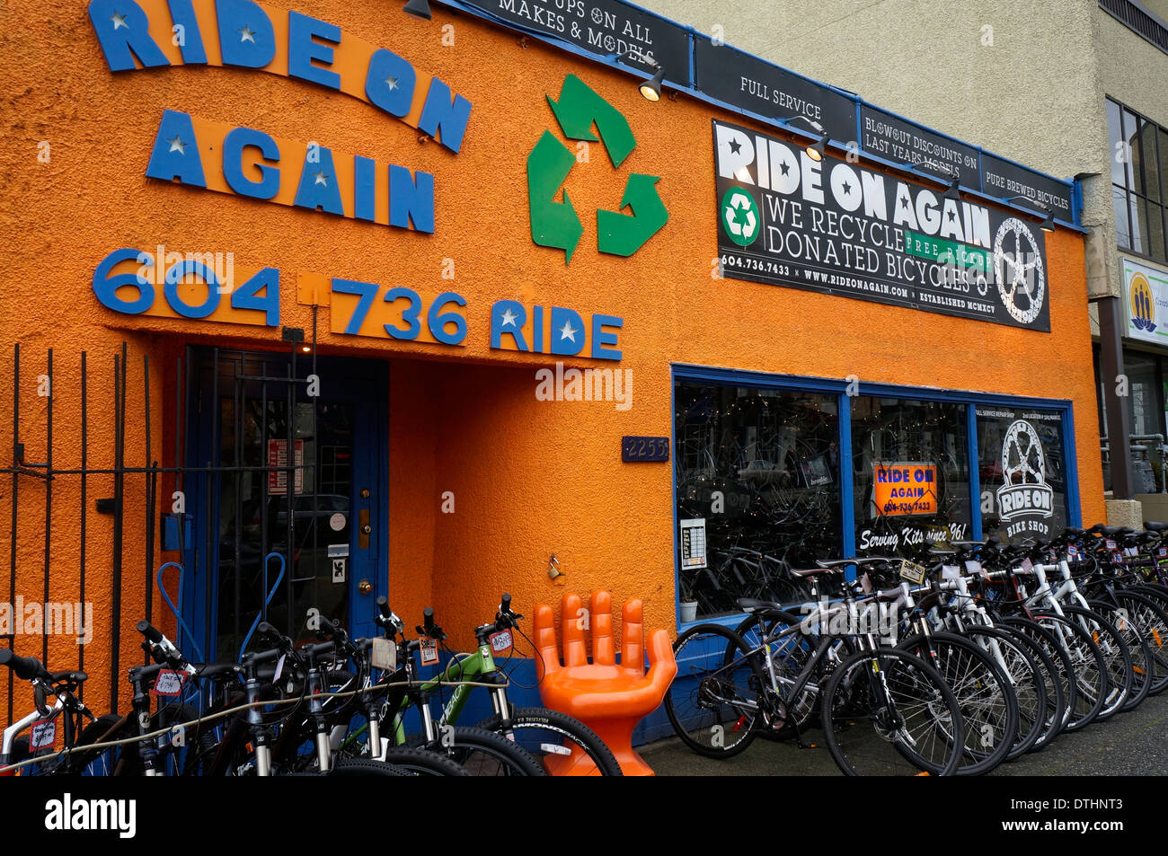 Les vélos alignés à l'extérieur de nouveau magasin de vélos, Vancouver, BC, Canada Banque D'Images