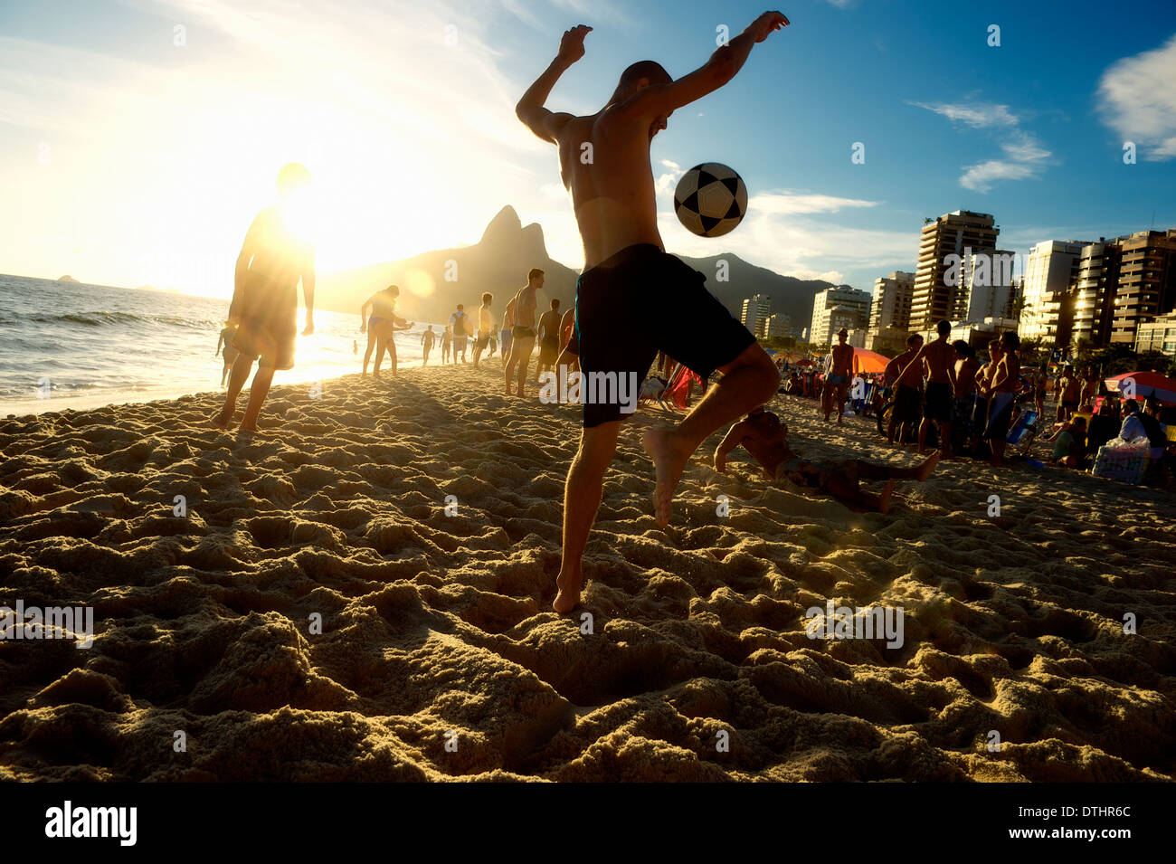 Les brésiliens à l'altinho Carioca futebol football beach soccer coups au coucher du soleil de la plage d'Ipanema Rio de Janeiro Banque D'Images
