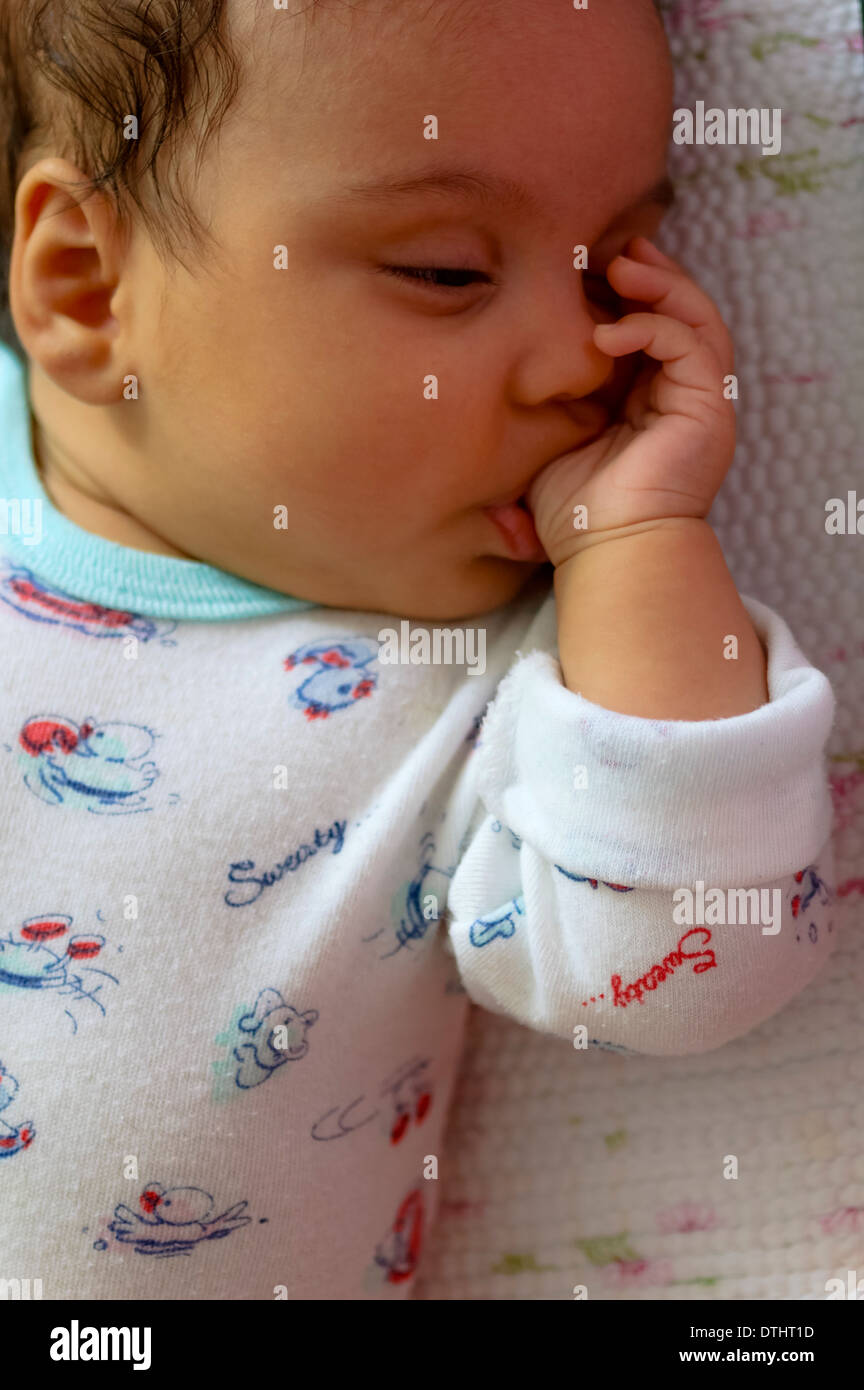 3 mois Baby Girl Sleeping son pouce et dormir Banque D'Images
