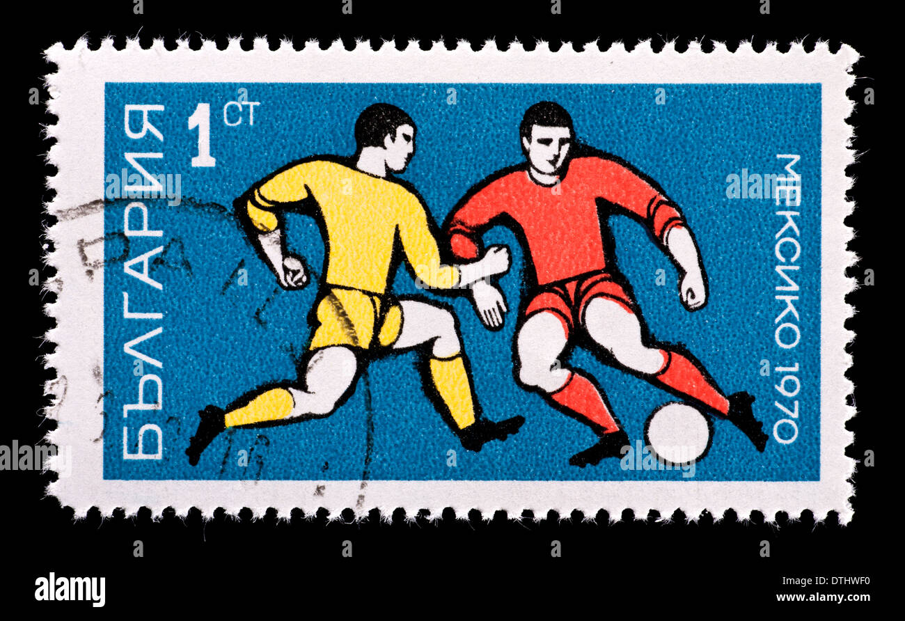 Timbre-poste de la Bulgarie représentant deux joueurs de football, émis pour la Coupe du Monde de football 1970. Banque D'Images