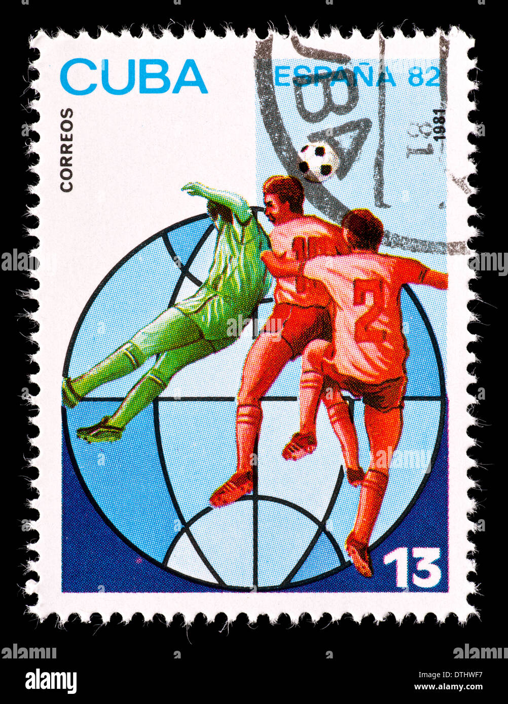 Timbre-poste de Cuba représentant trois joueurs de football, émis pour la Coupe du Monde 1992 en Espagne. Banque D'Images