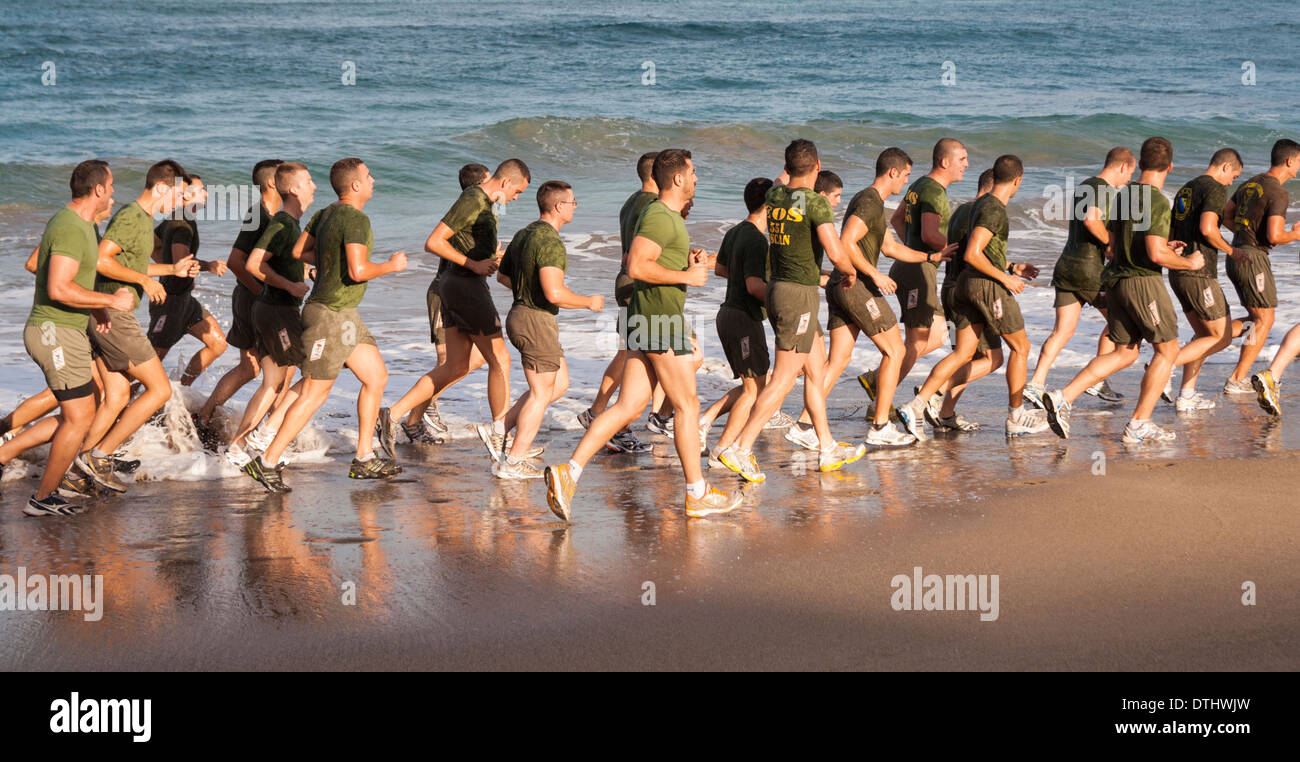 Soldats espagnols début jogging sur plage de Las Palmas, Gran Canaria Banque D'Images
