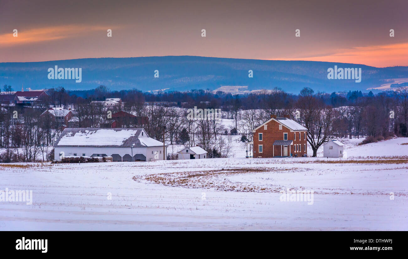 Maison et une grange dans un champ couvert de neige à Gettysburg, Pennsylvanie. Banque D'Images
