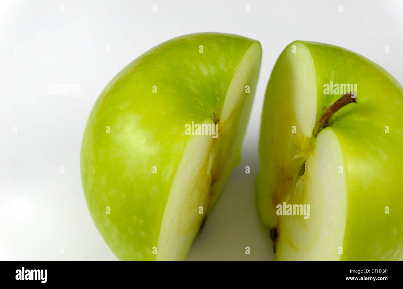 Granny Smith apple divisé en 2 moitiés Banque D'Images