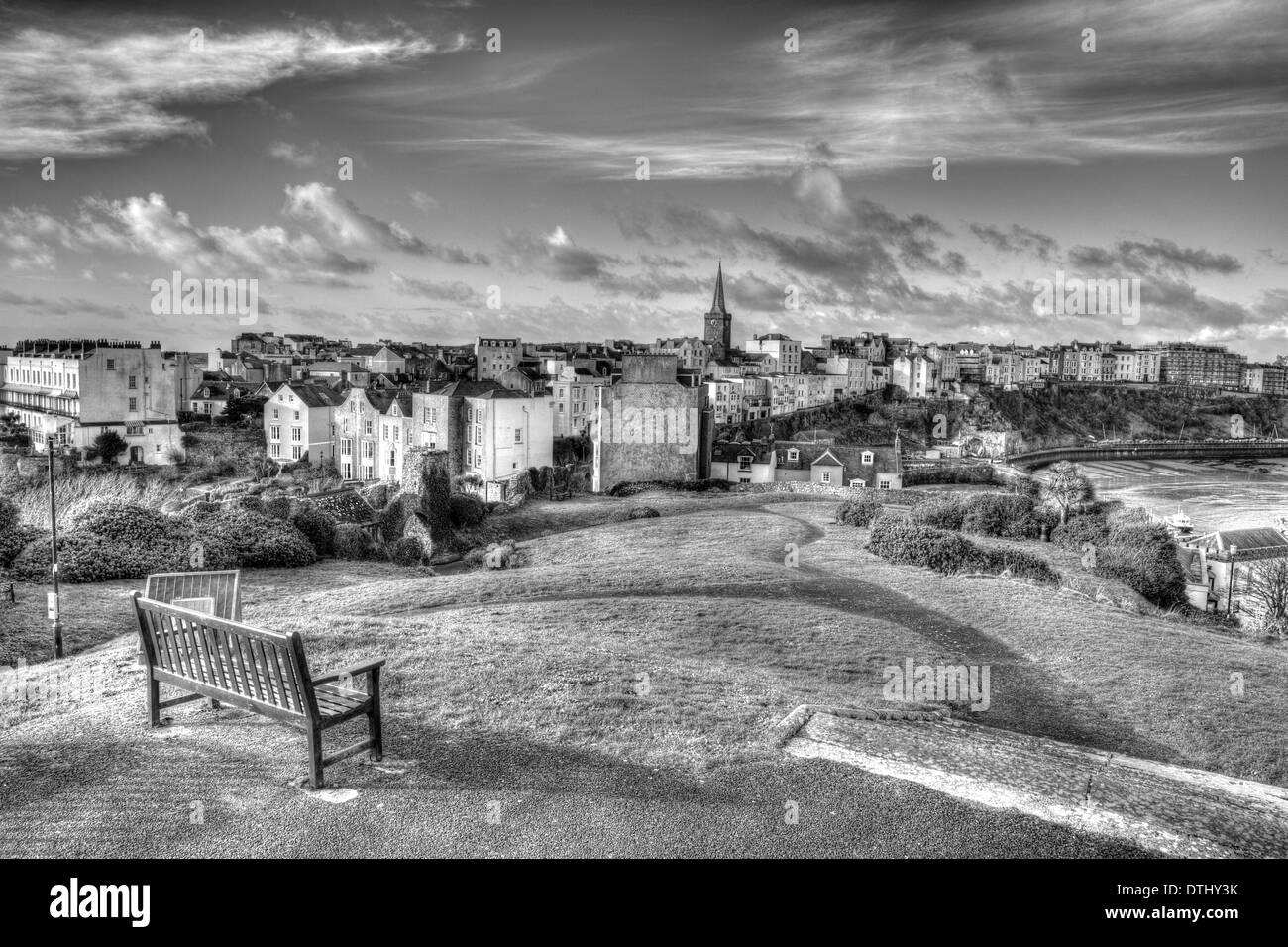 Avis de Tenby, Pembrokeshire Wales en noir et blanc ville galloise historique HDR Banque D'Images