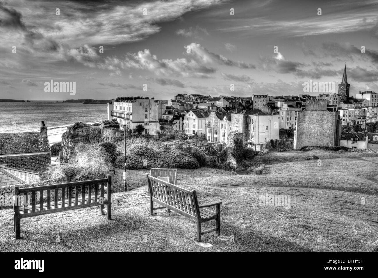 Avis de Tenby, Pembrokeshire Wales en noir et blanc ville galloise historique HDR Banque D'Images