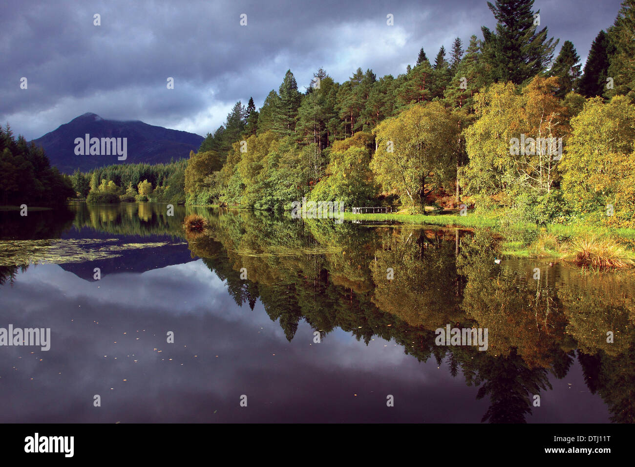 Un Bheithir Beinn reflète dans Lochan Glencoe, Glencoe, Highland Banque D'Images