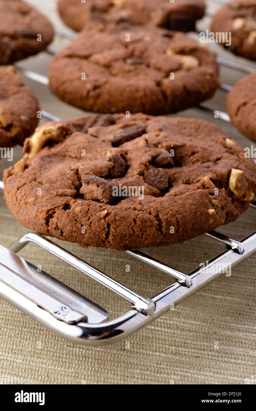 L'alimentation : les cookies au chocolat maison fraîche sur une plaque grill Banque D'Images