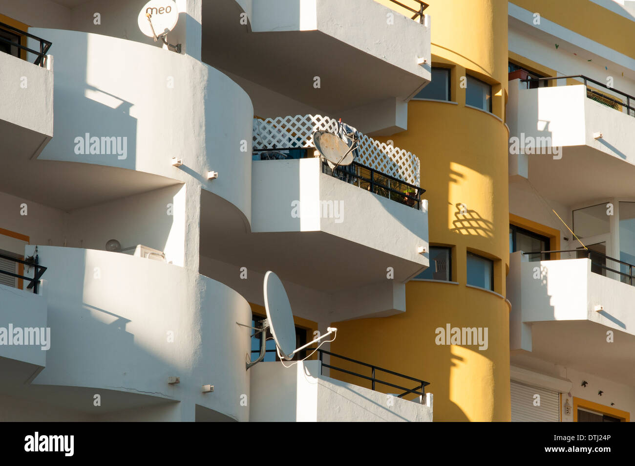 Immeuble d'appartements modernes dans l'Algarve au Portugal avec des antennes paraboliques Banque D'Images