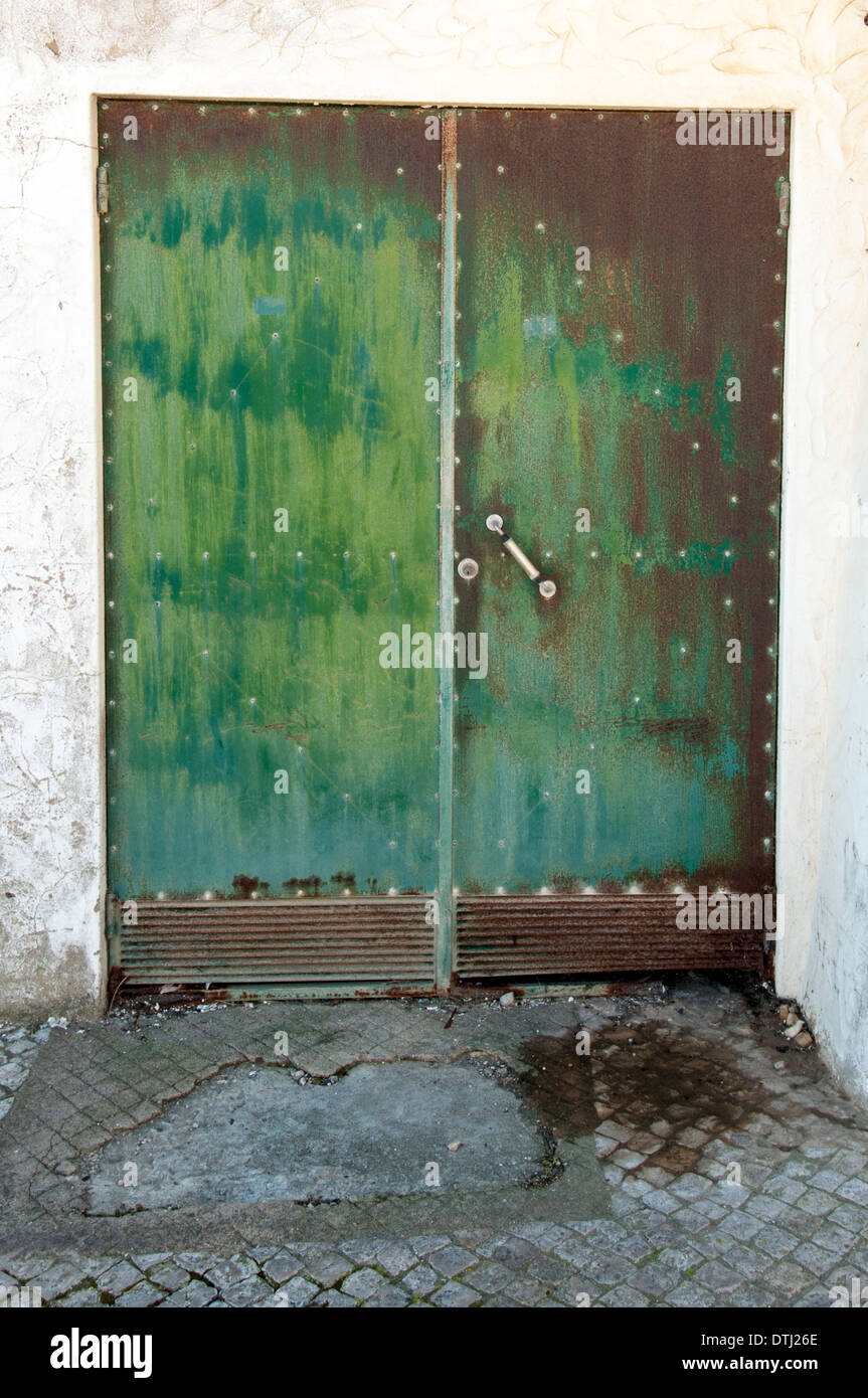 Rusty metal vert portes industrielles Banque D'Images