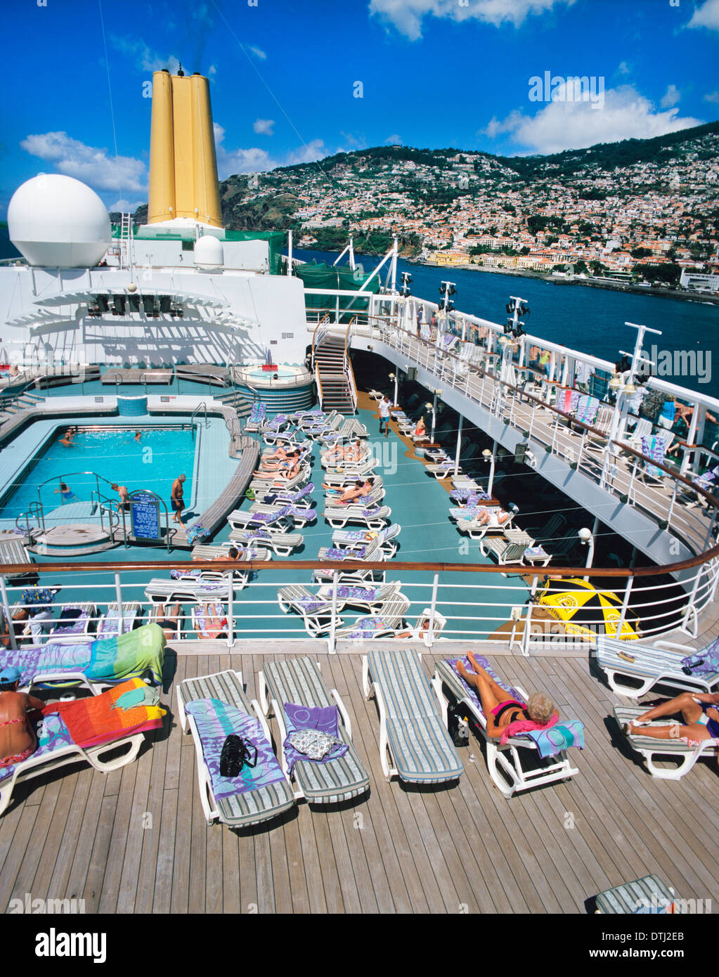 Les passagers se détendre à bord d'un navire de croisière, îles de Canaries, Espagne Banque D'Images