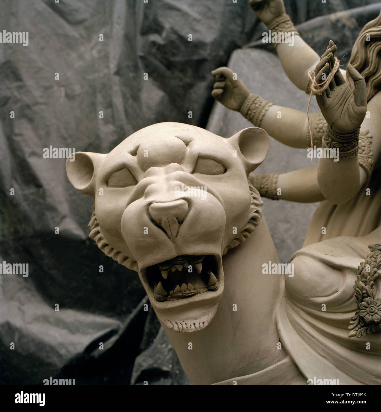 Dans Kumortuli Kumartuli Lion idol à Calcutta Kolkata au Bengale occidental en Inde Asie du Sud. Animal Art Culture Religion religieux hindou Voyages sauvages Banque D'Images
