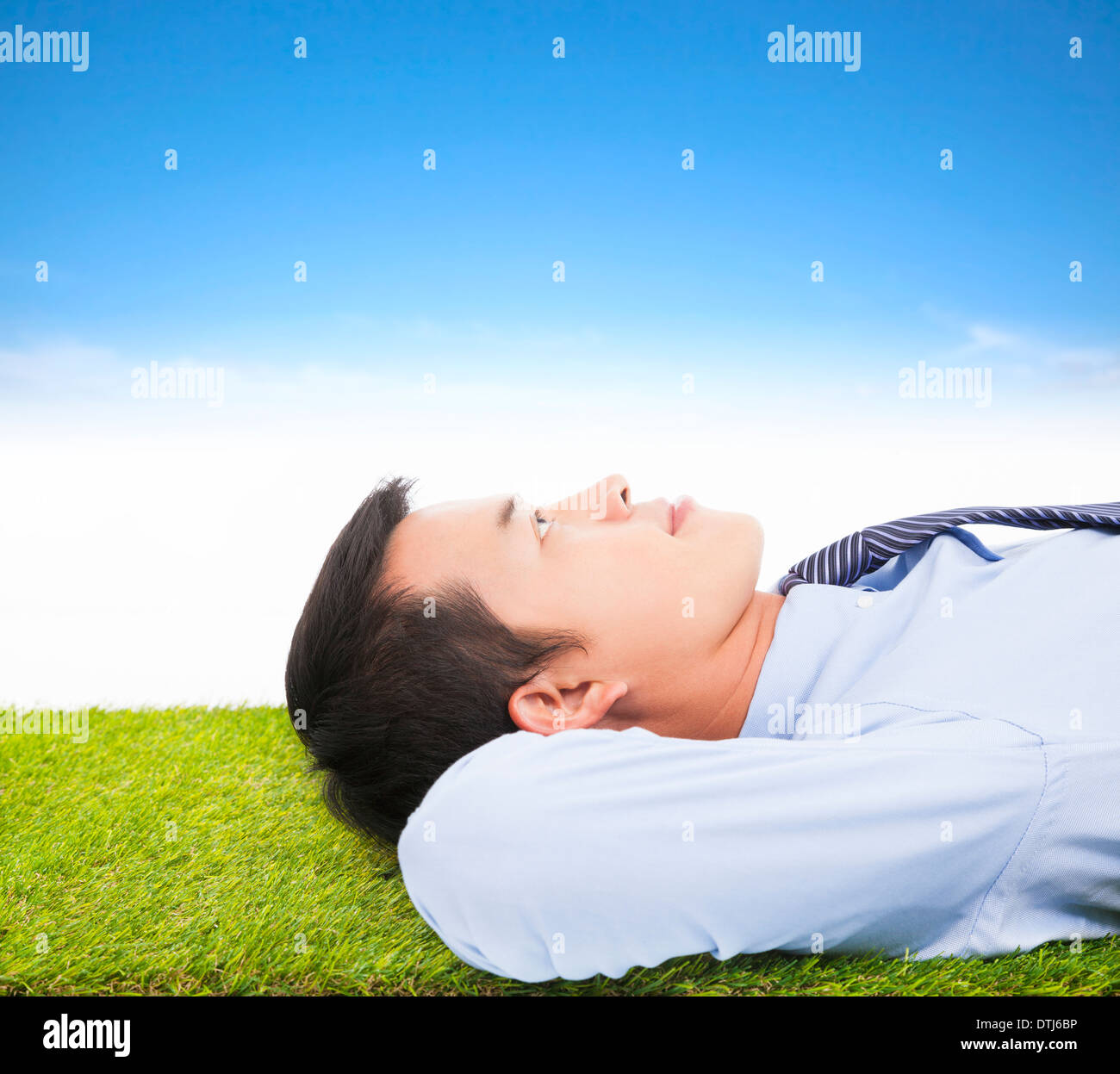 Young Woman lying on a meadow et contemplant Banque D'Images