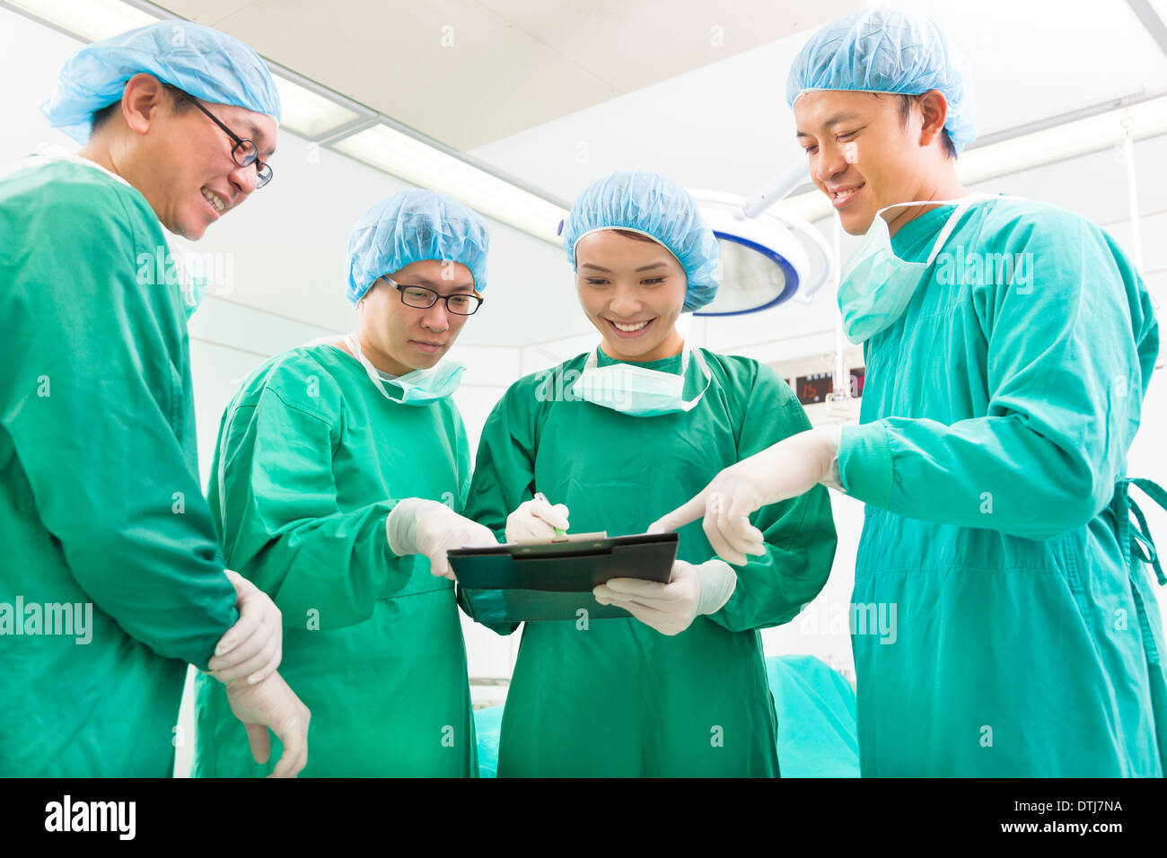 Chirurgiens heureux succès discuter l'utilisation à l'hôpital Banque D'Images