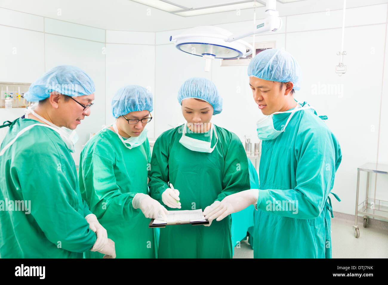 Chirurgiens de discuter au sujet de quelque chose dans la salle d'opération à l'hôpital Banque D'Images