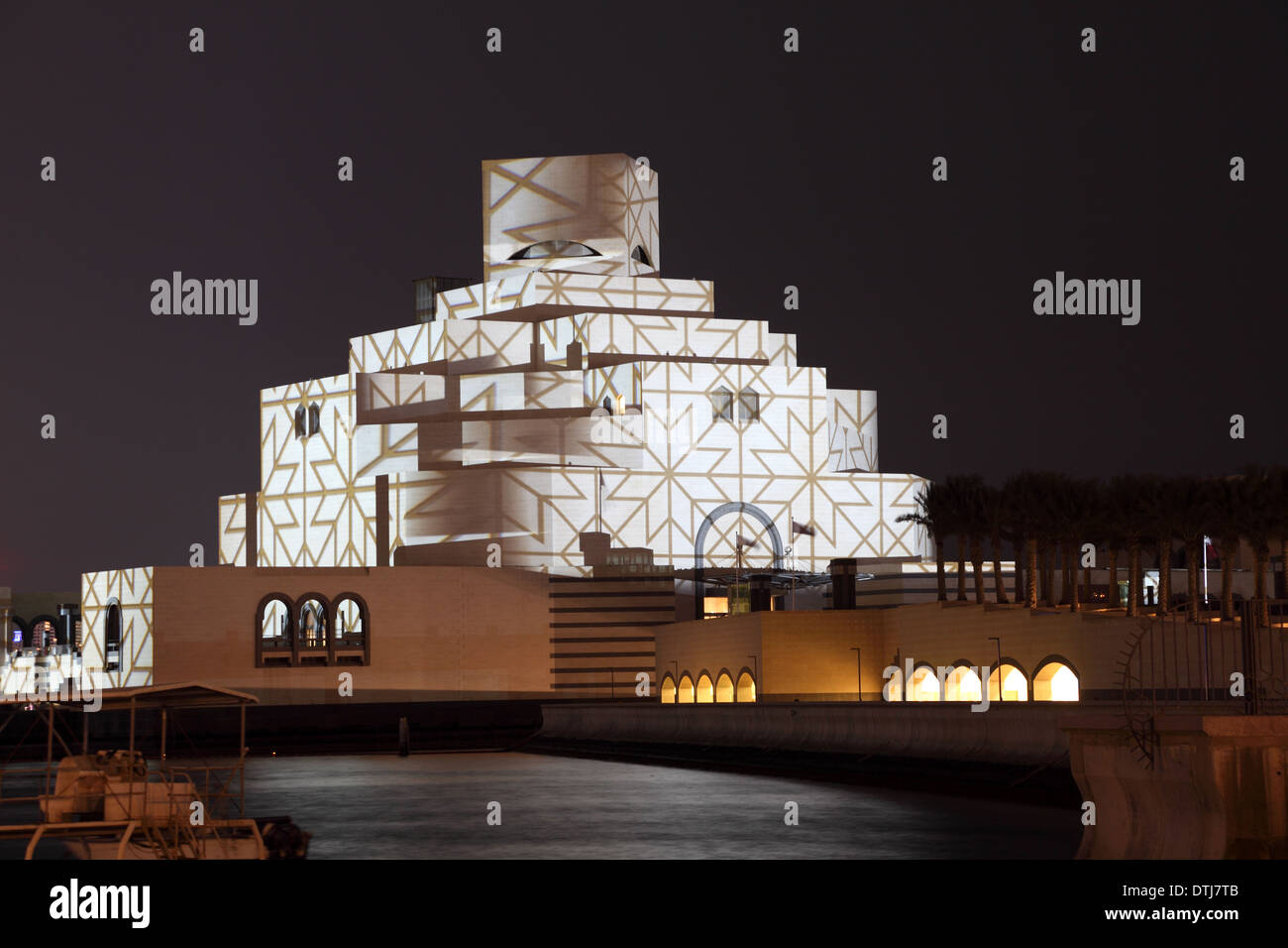 Musée d'Art islamique de Doha illuminé de la Journée nationale du Qatar Banque D'Images