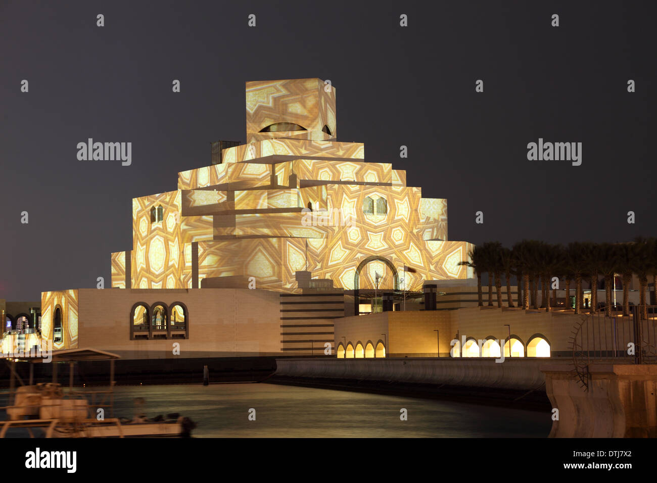 Musée d'Art islamique de Doha illuminé de la Journée nationale du Qatar Banque D'Images