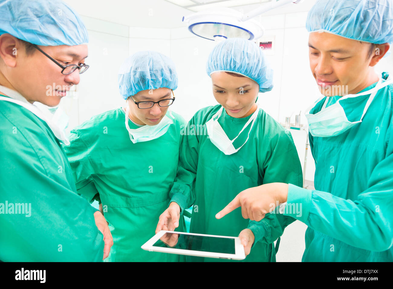 Discuter avec les chirurgiens en tablette d'opération à l'hôpital Banque D'Images