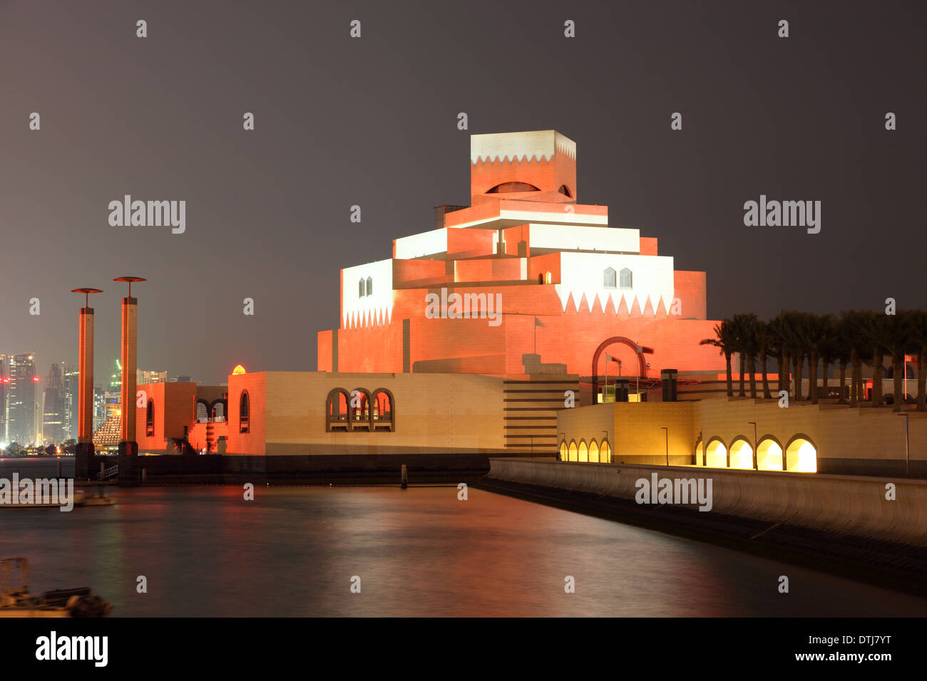 Musée d'Art islamique de Doha illuminé de la Journée nationale du Qatar Banque D'Images