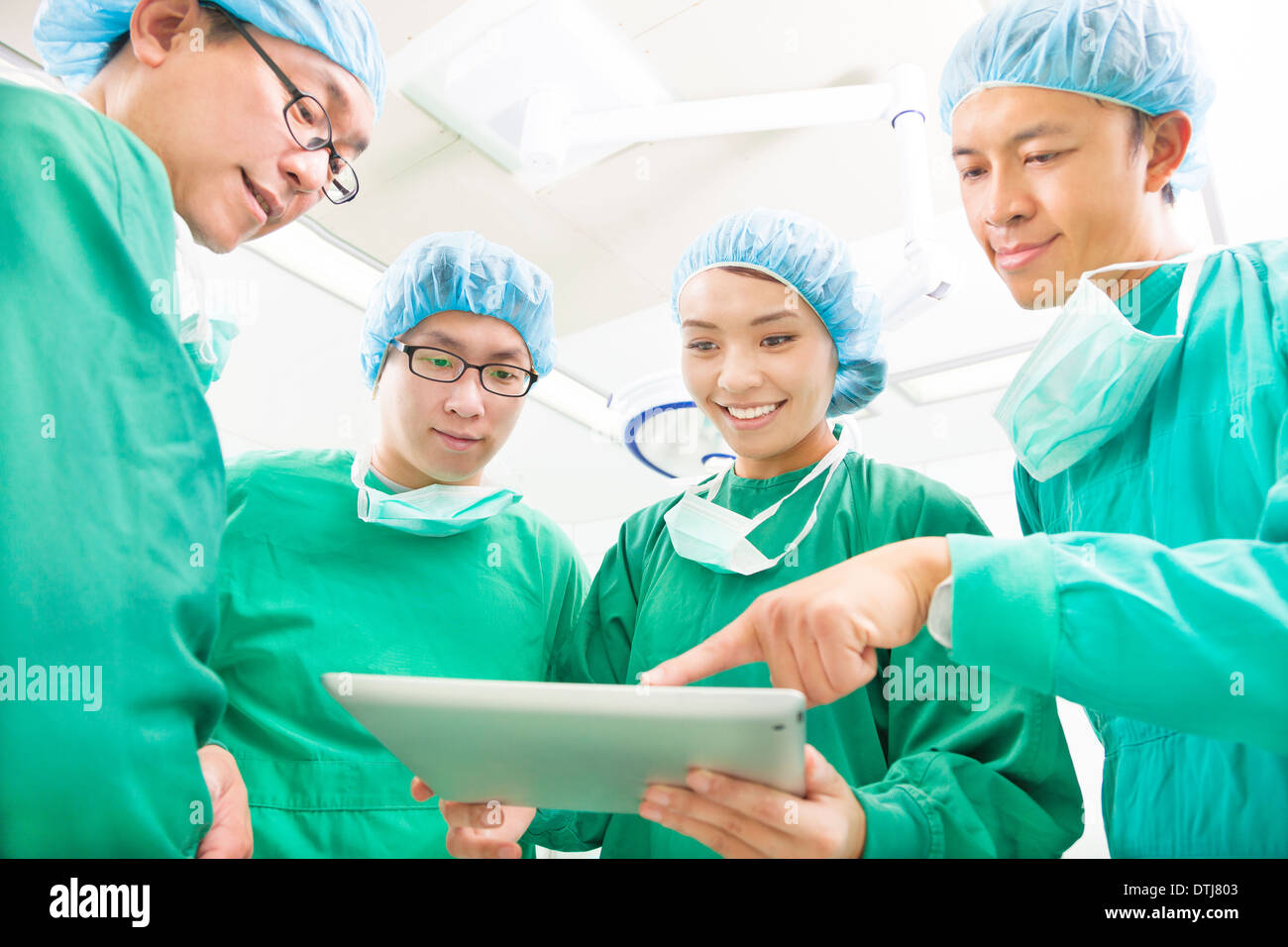 Chirurgiens heureux de discuter avec succès la procédure d'exploitation tablet at hospital Banque D'Images