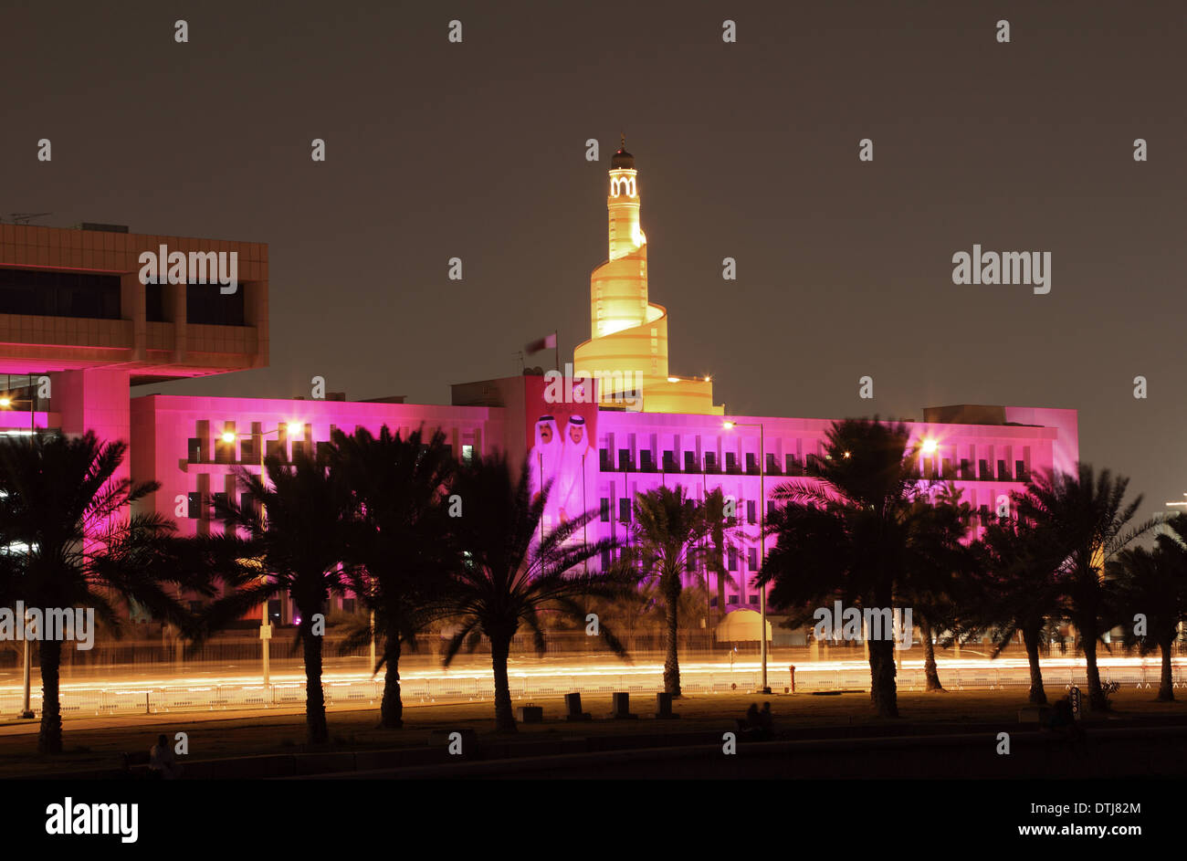 Centre culturel islamique Fanar est éclairée la nuit. Doha, au Qatar, au Moyen-Orient Banque D'Images