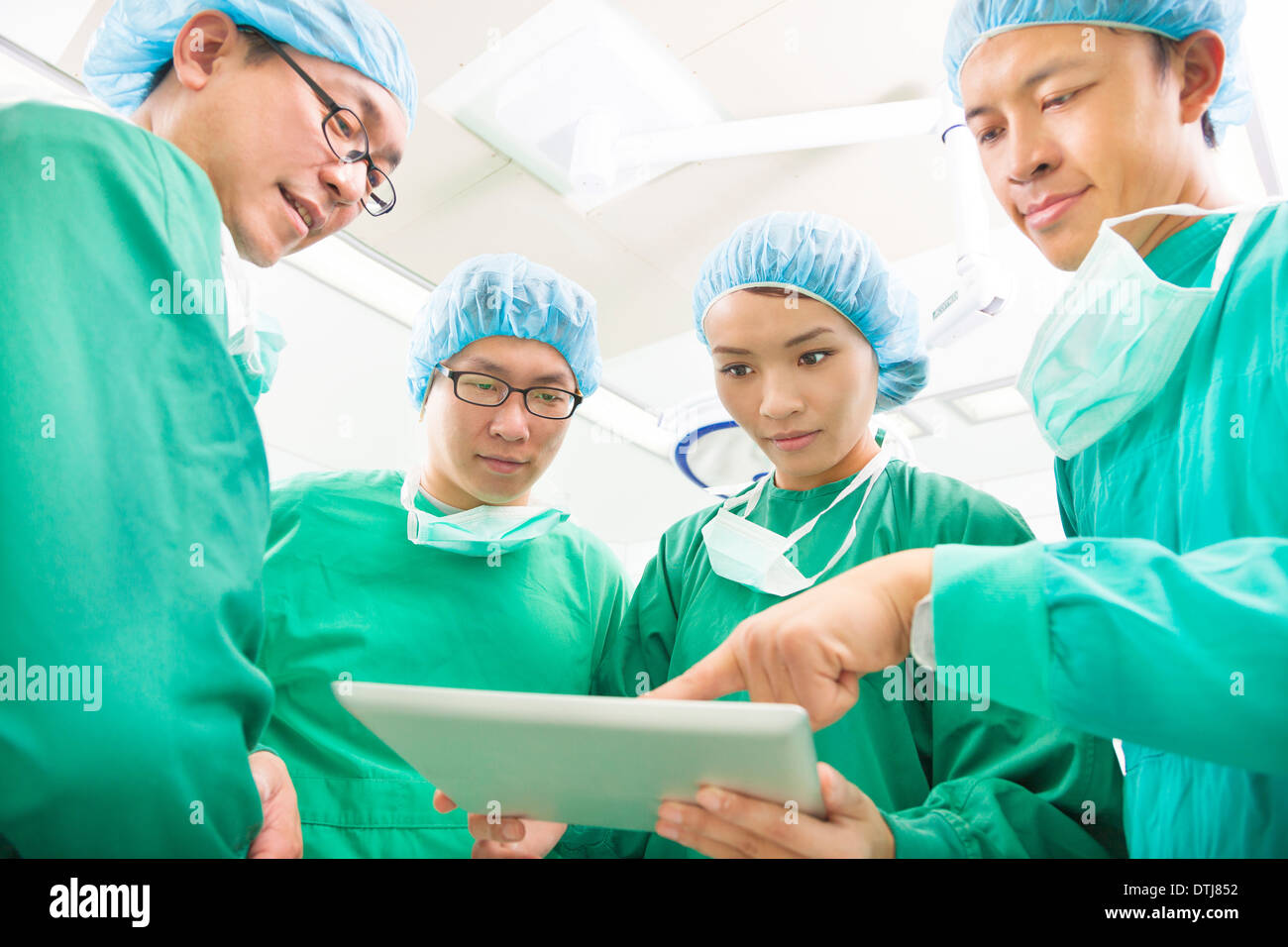 Les chirurgiens useing tablet pour discuter de l'utilisation en clinique Banque D'Images