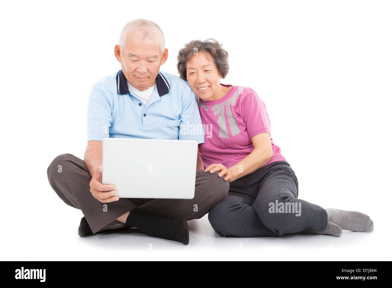 Happy senior couple regarder ou de vous pencher avec portable Banque D'Images