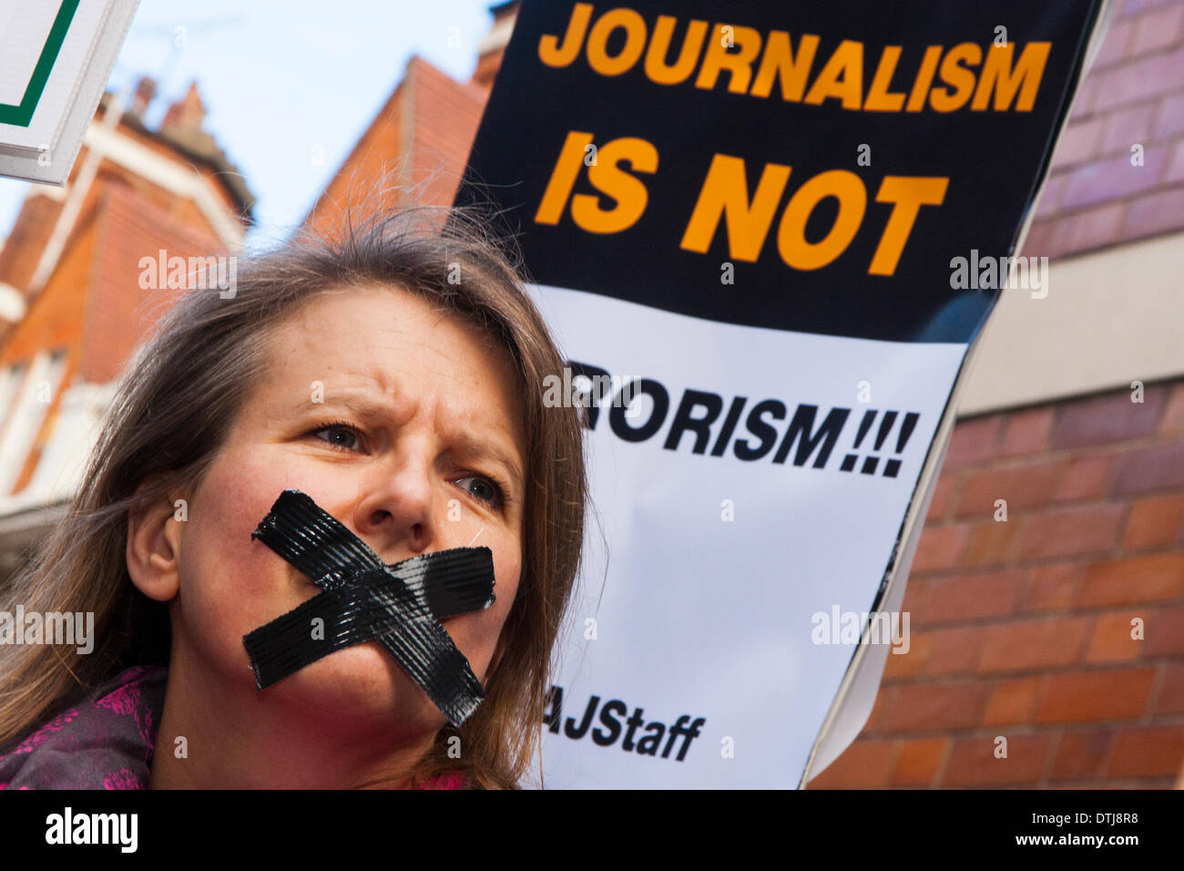 Londres, 19 février 2014. Les journalistes de l'Union Nationale des Journalistes de démontrer à l'ambassade d'Egypte contre le maintien en détention de journalistes Crédit : Paul Davey/Alamy Live News Banque D'Images