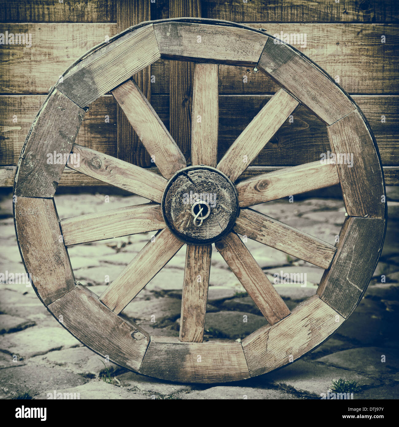 Vintage photo stylisée en bois panier de roue sur Stone Road Banque D'Images