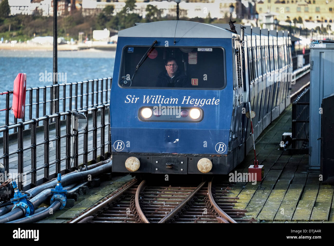 L'une des pier les trains électriques arrivant au Pier Head, Banque D'Images