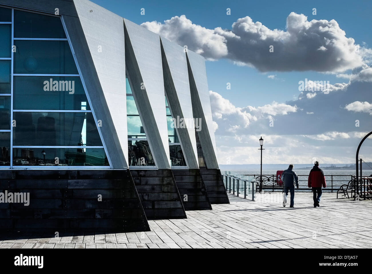 Deux hommes en passant devant le Pavillon Royal à la fin de la jetée de Southend., Essex. Banque D'Images