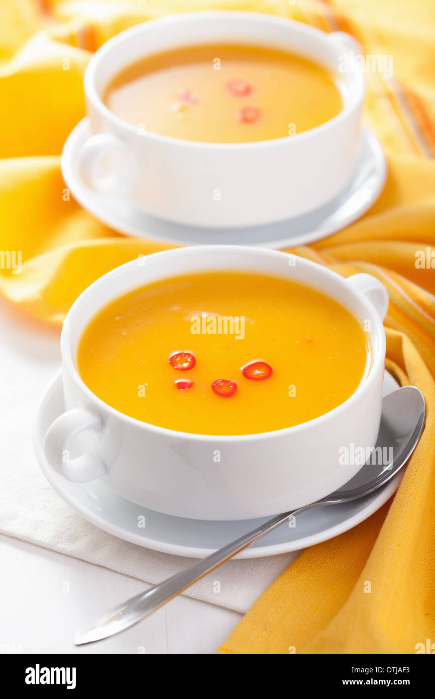 Soupe de potiron au bol blanc Banque D'Images