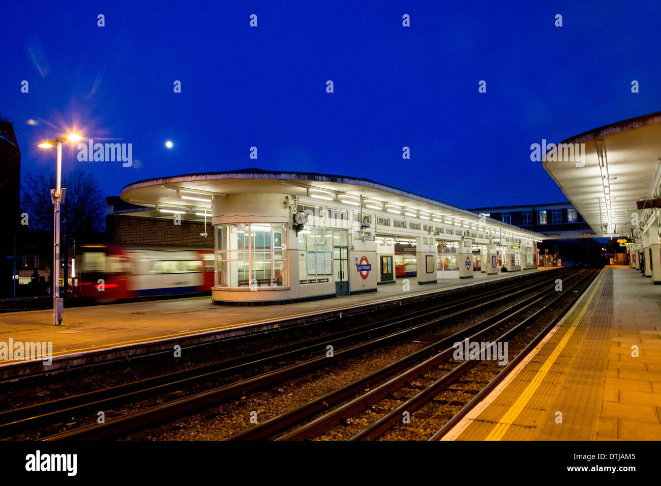 Pleine lune sur East Finchley station de métro art déco nuit Banque D'Images