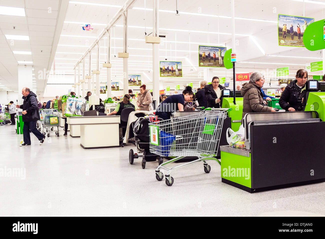 Clients dans un supermarché Asda. Banque D'Images