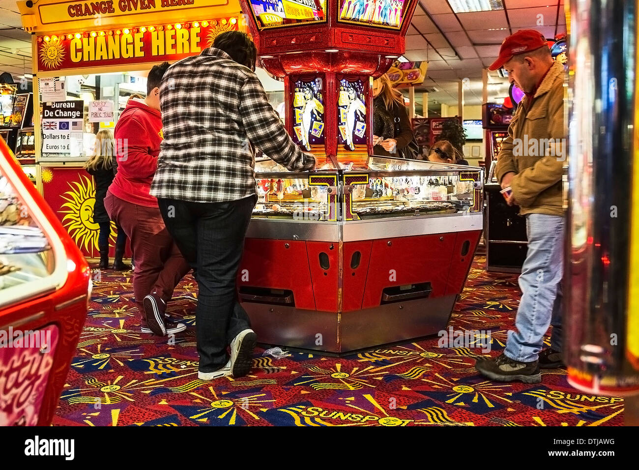 L'intérieur d'une salle de jeux électroniques à Southend. Banque D'Images