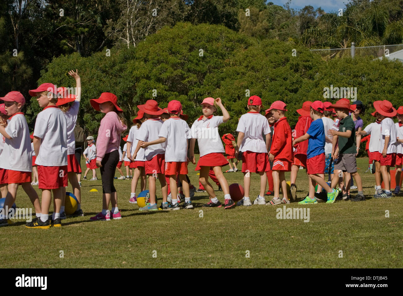 Les enfants de l'école australienne participant à des activités sportives jour Banque D'Images
