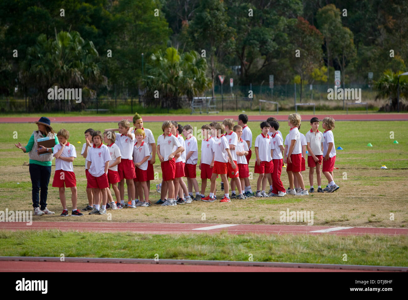 Les enfants de l'école australienne participant aux activités sportives de l'école jour, ici et de l'enseignant et les étudiants sur le point de commencer la longue Banque D'Images